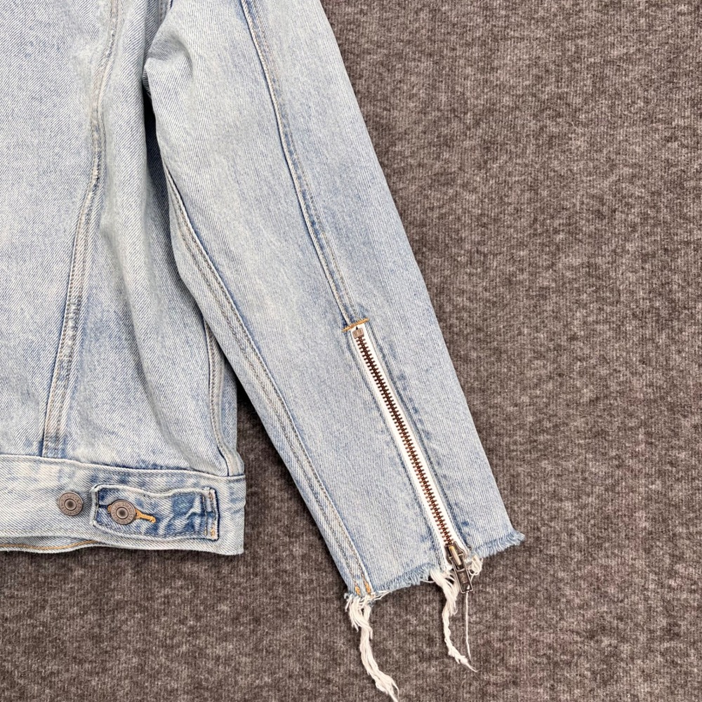 Levi's Premium Distressed Light Wash Denim Trucker Jacket Zipper Cuffs Small - Picture 5 of 12